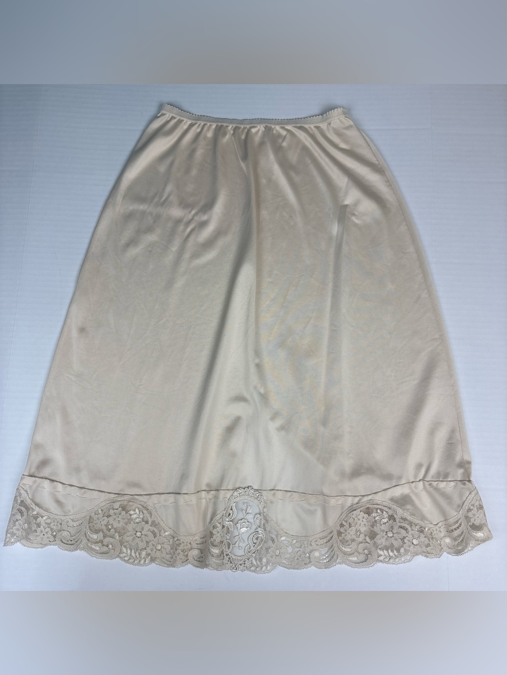 Vintage Women Small Medium Half Slip Beige Nude Lace Floral Trim Elastic Waist